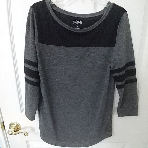 Black and grey color blocked t-shirt - Picture 1 of 4